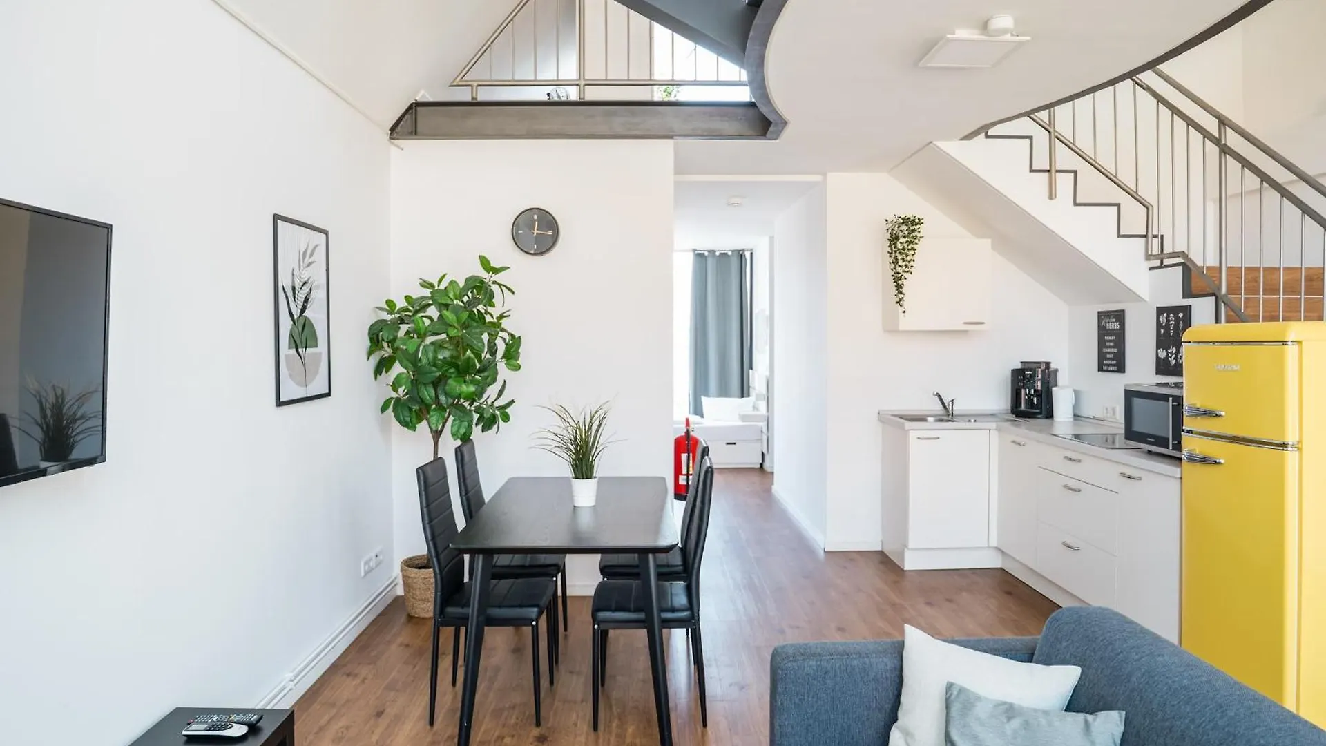 Апартаменты Fantastic Loft With Balcony Берлин